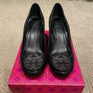 Like new Tory Burch black wedges